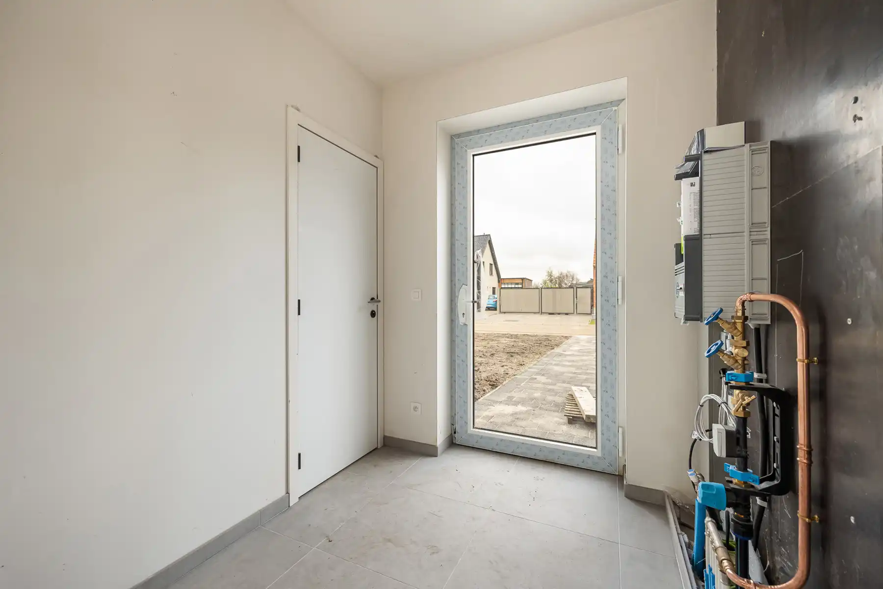 Woning met 3 slaapkamers en carport/fietsenberging op perceel van ca 366m² foto 2