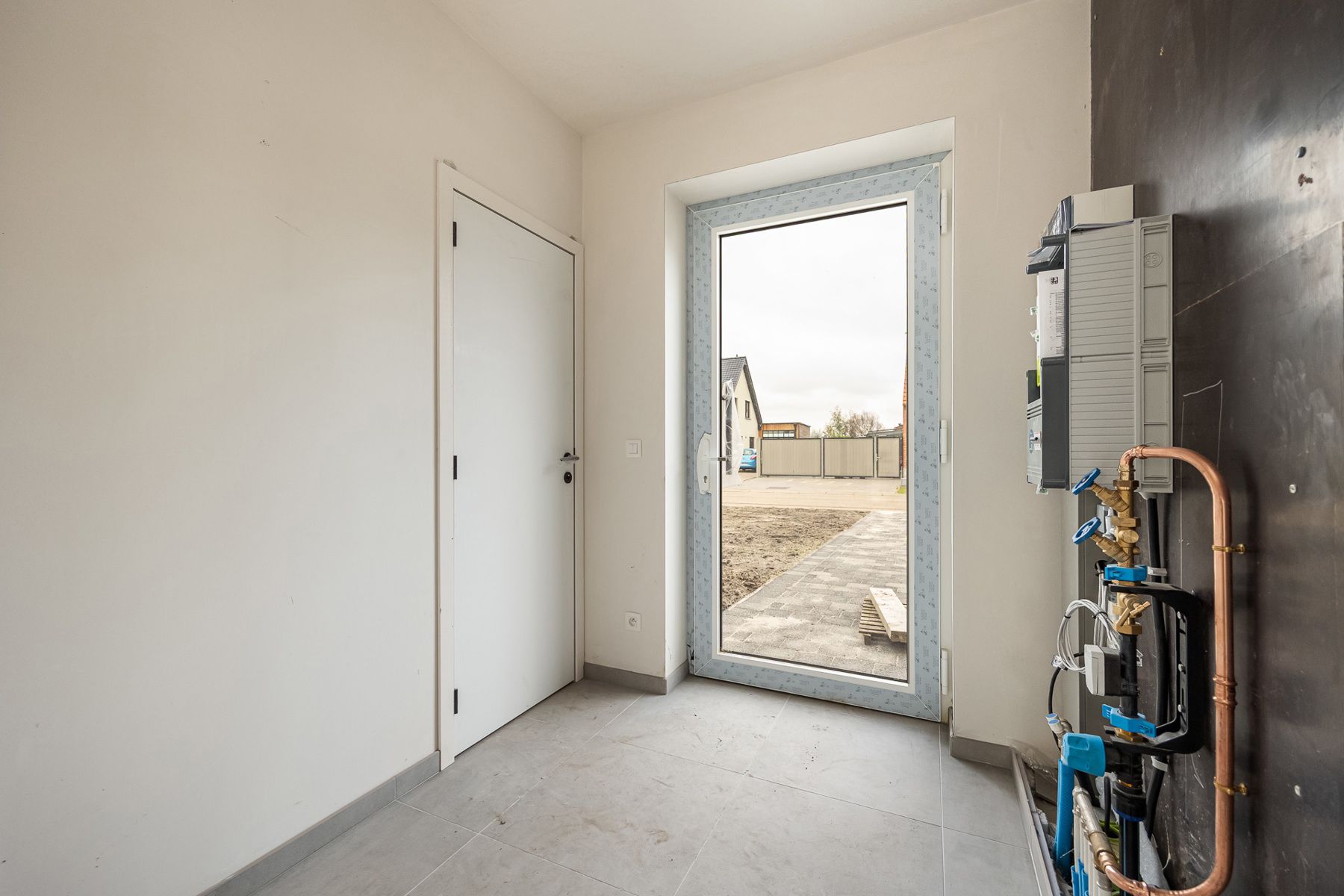 Woning met 3 slaapkamers en carport/fietsenberging op perceel van ca 366m² foto 2