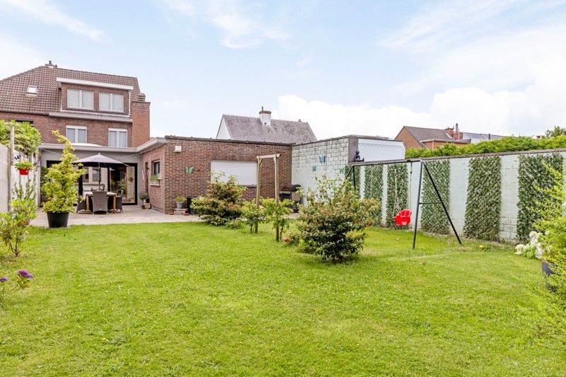 Grote woning met 5 slaapkamers, zonnige tuin, oprit en garage foto 2