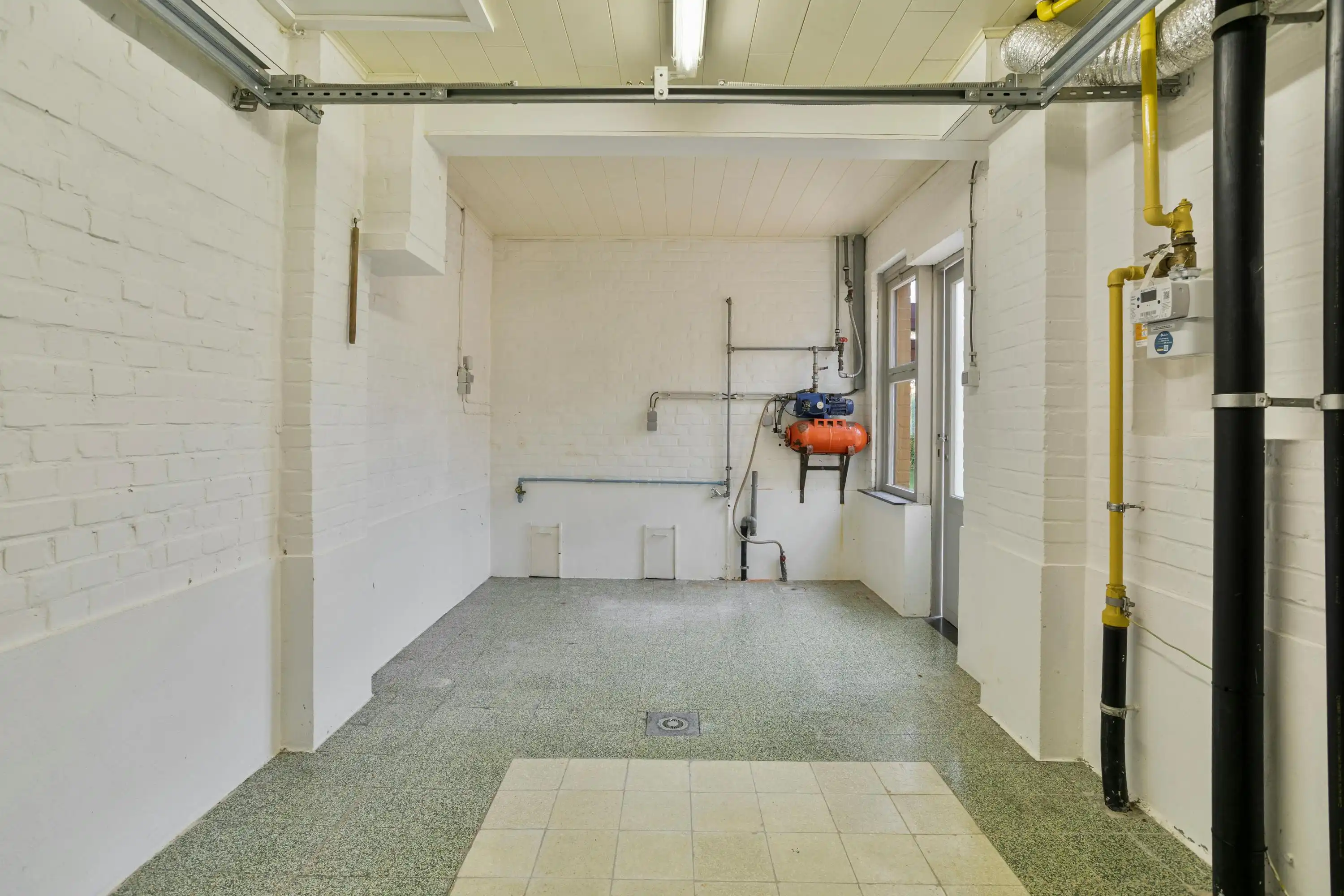 Instapklare halfopen woning met garage en tuin in Roeselare foto 18
