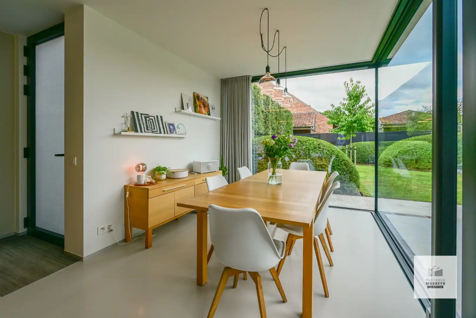 Energiezuinige woning met 4 slaapkamers, prachtige tuin met grote/hoge carport . foto 4