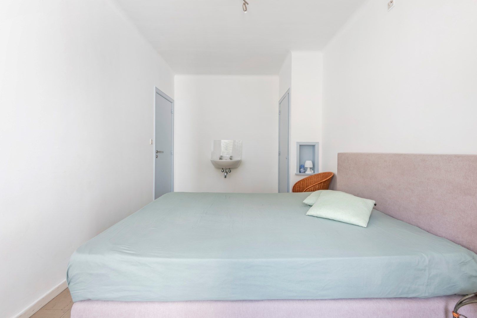 Ruim gelijkvloersappartement met 7,5m gevelbreedte en met binnenkoer 50m² gelegen vlakbij de Dumortierlaan foto 9