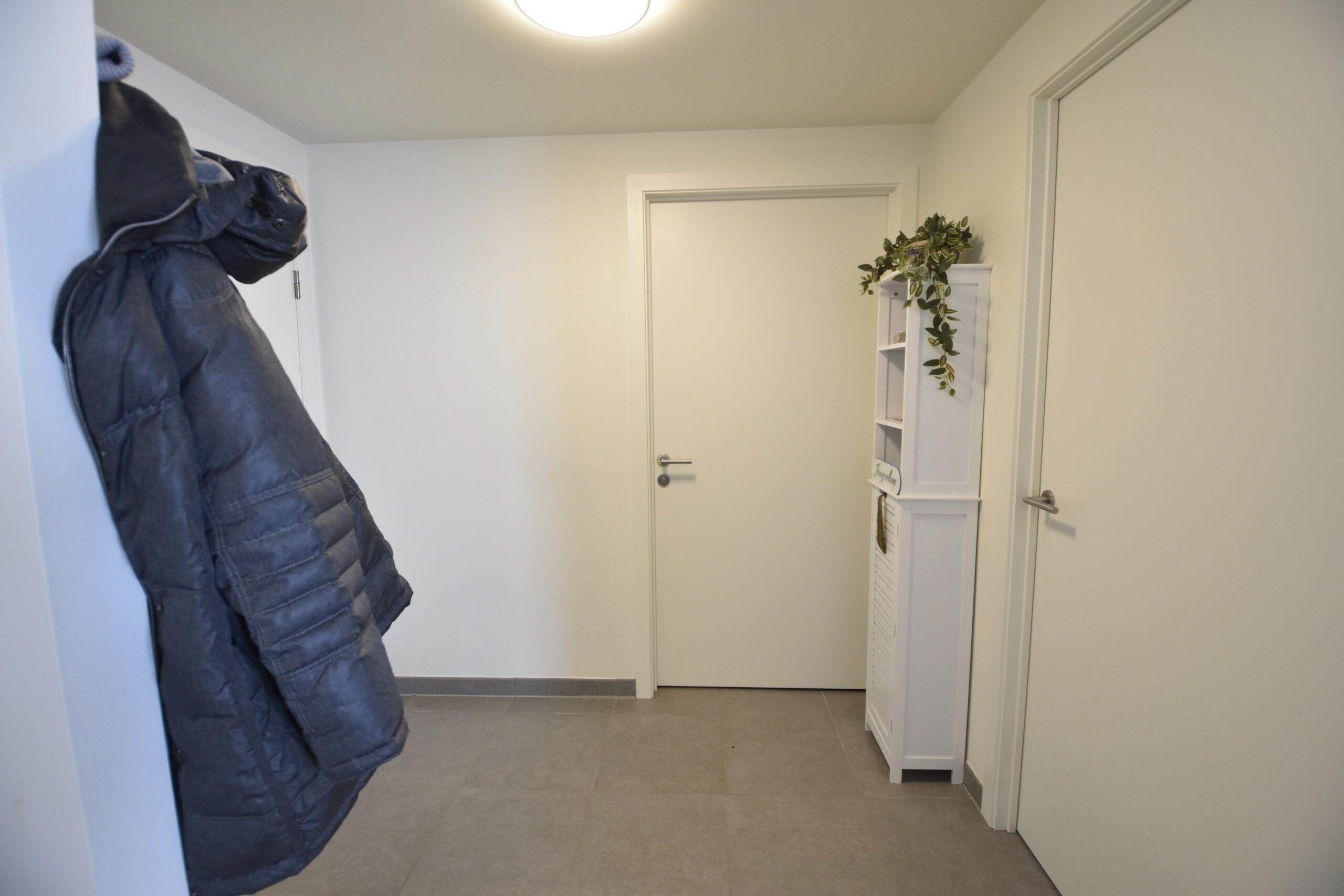 Assistentiewoning met 1 slaapkamer, terras en autostaanplaats in Sint-Niklaas foto 2
