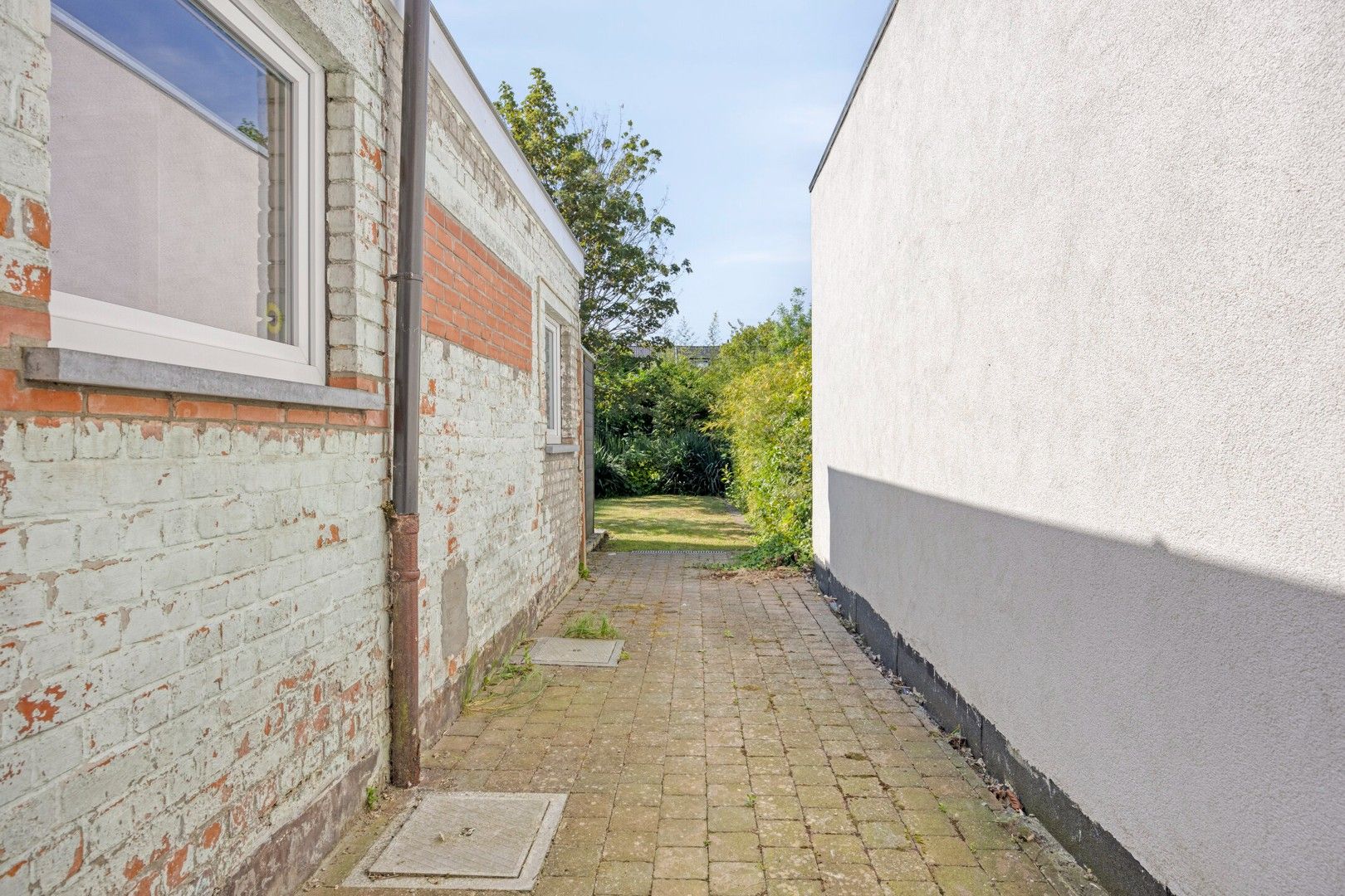 Op te knappen woning met oprit en tuin nabij de Gentbrugse Meersen foto 8