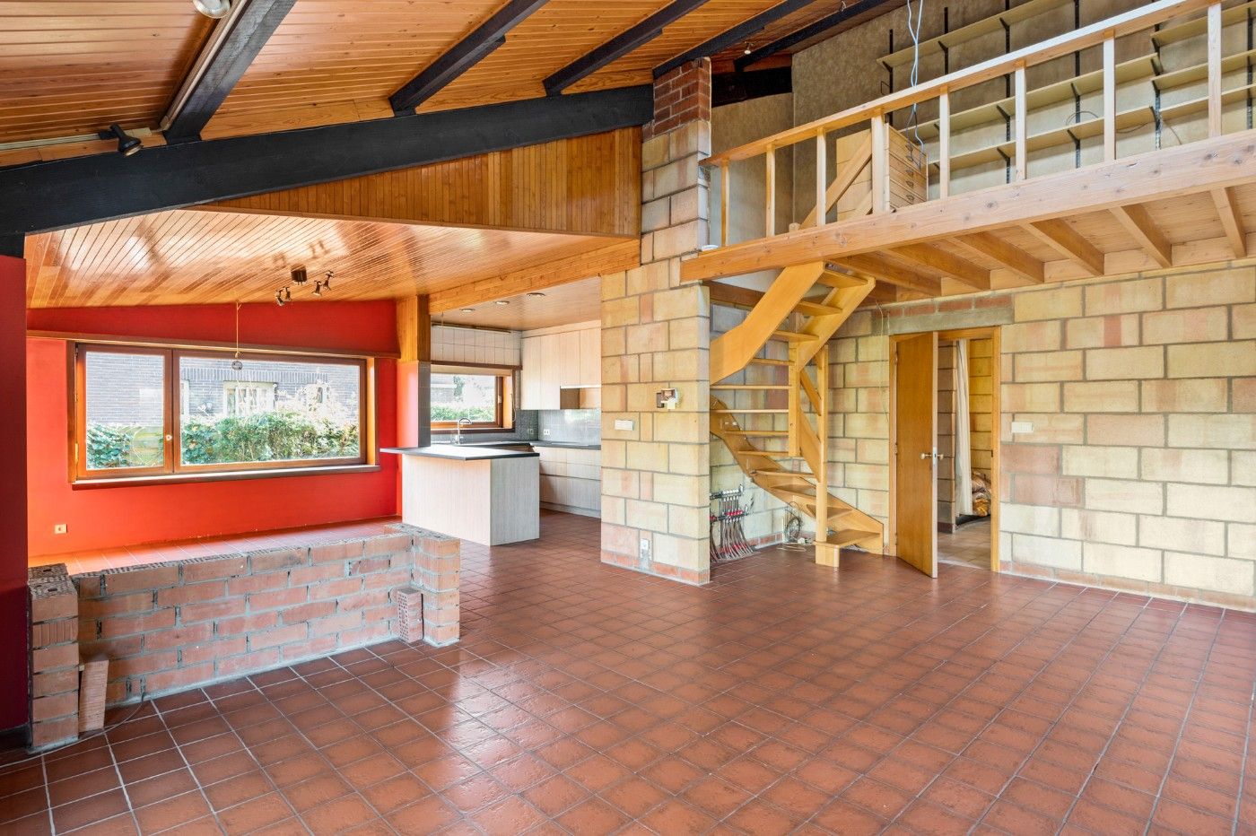 Vrijstaande laagbouwwoning met 2 slpk., tuin en garage foto 4