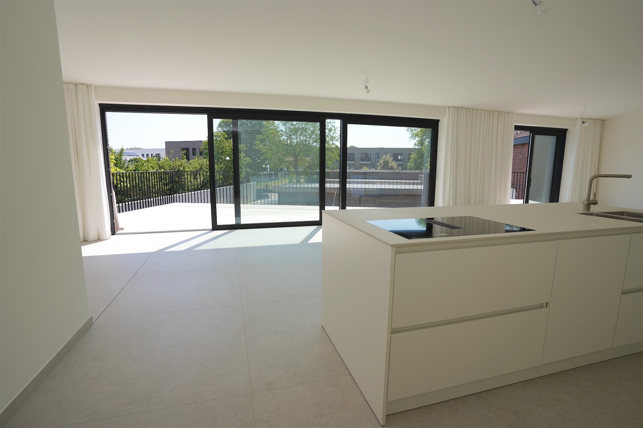 Nieuwbouwappartement ('25) met groot terras en eigen Carport foto 7