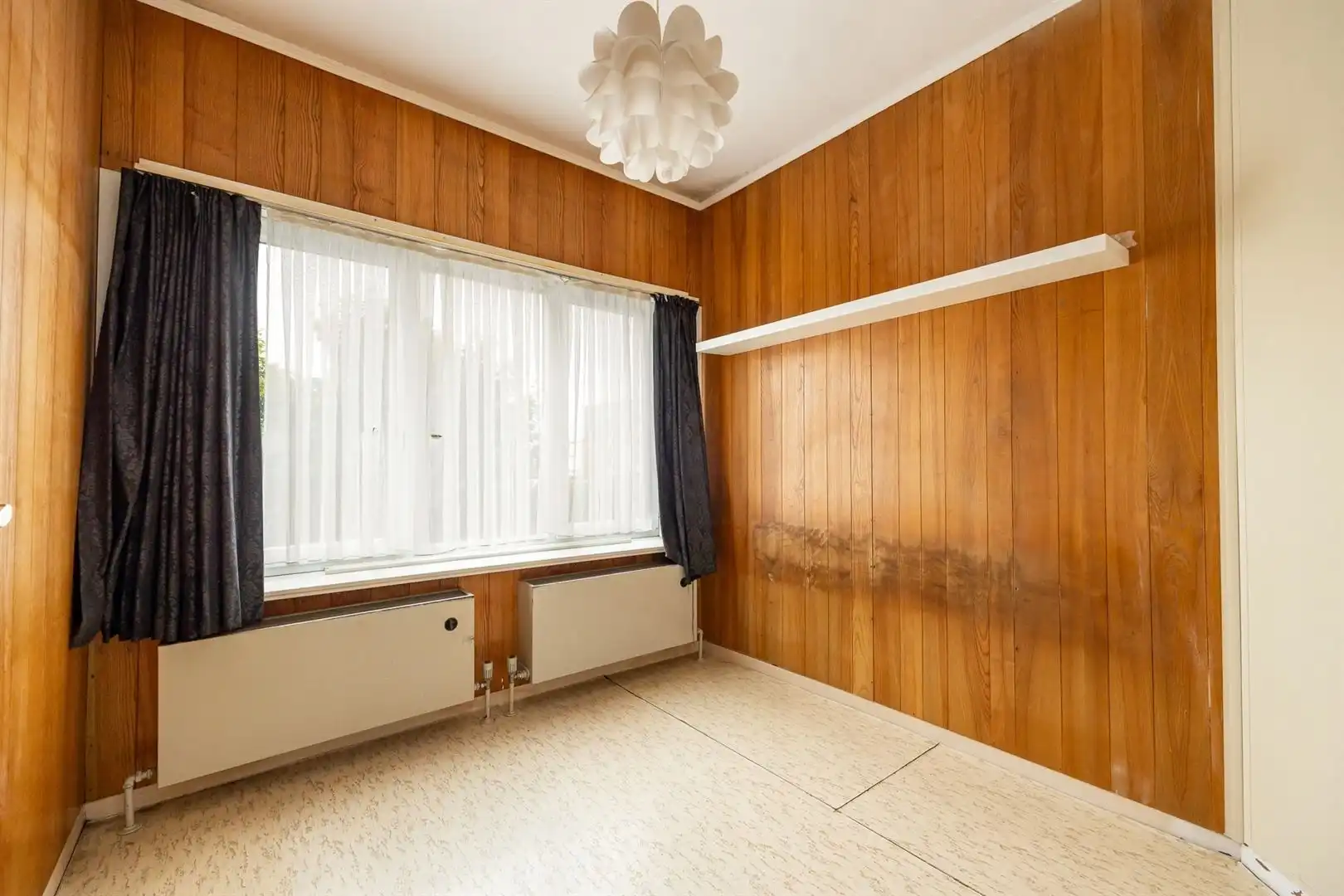 Ruime gezinswoning met zonnige tuin en renovatiepotentieel foto 12