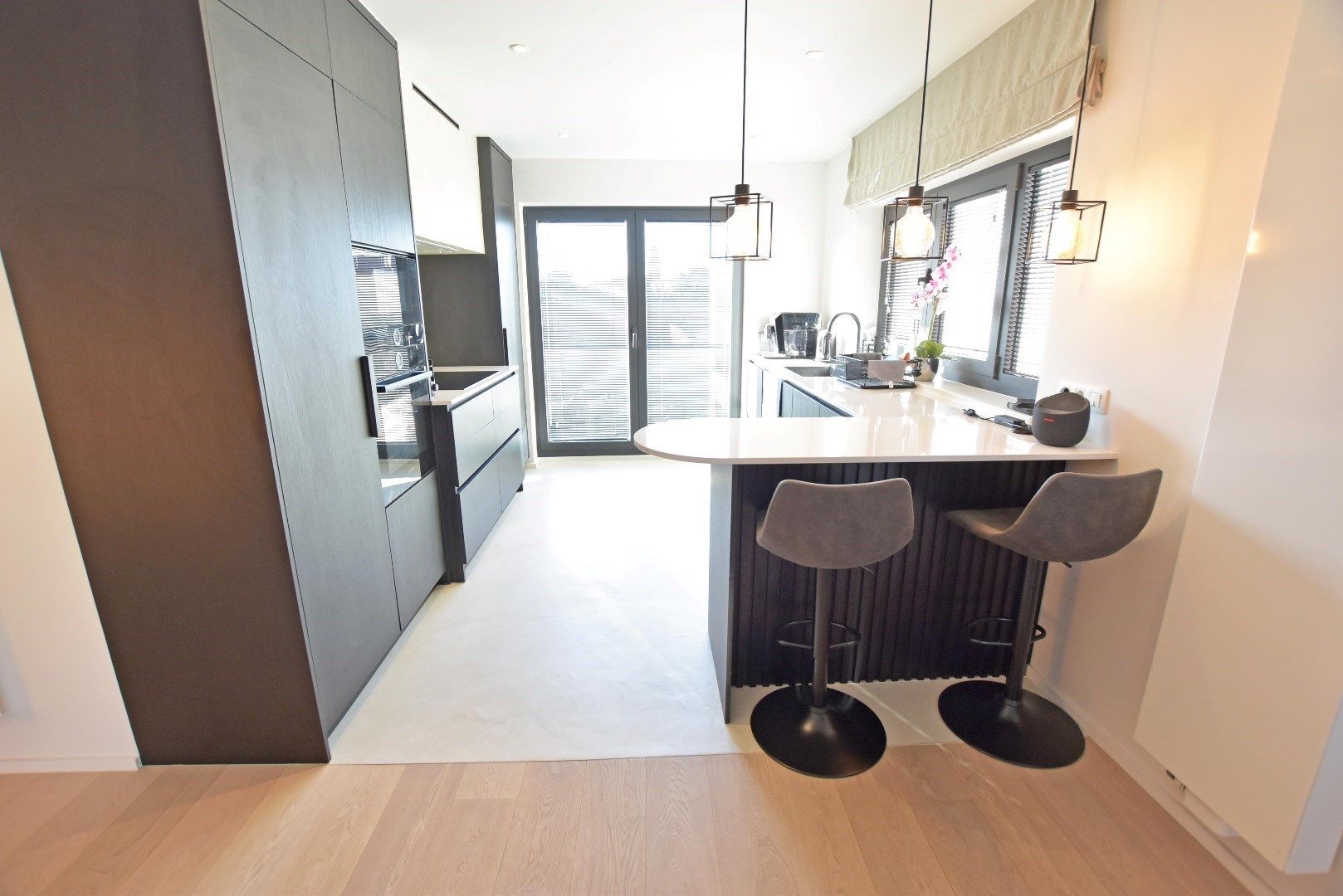 Mooi gemeubeld appartement met 3 slk's in een gegeerde straat in het oude Knokke nabij de groentenmarkt! foto 4