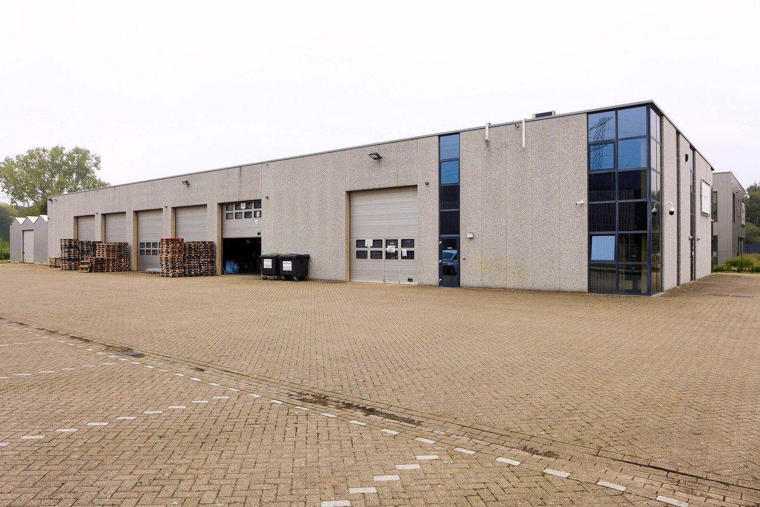 +/- 1560m² bedrijfsgebouw foto 2