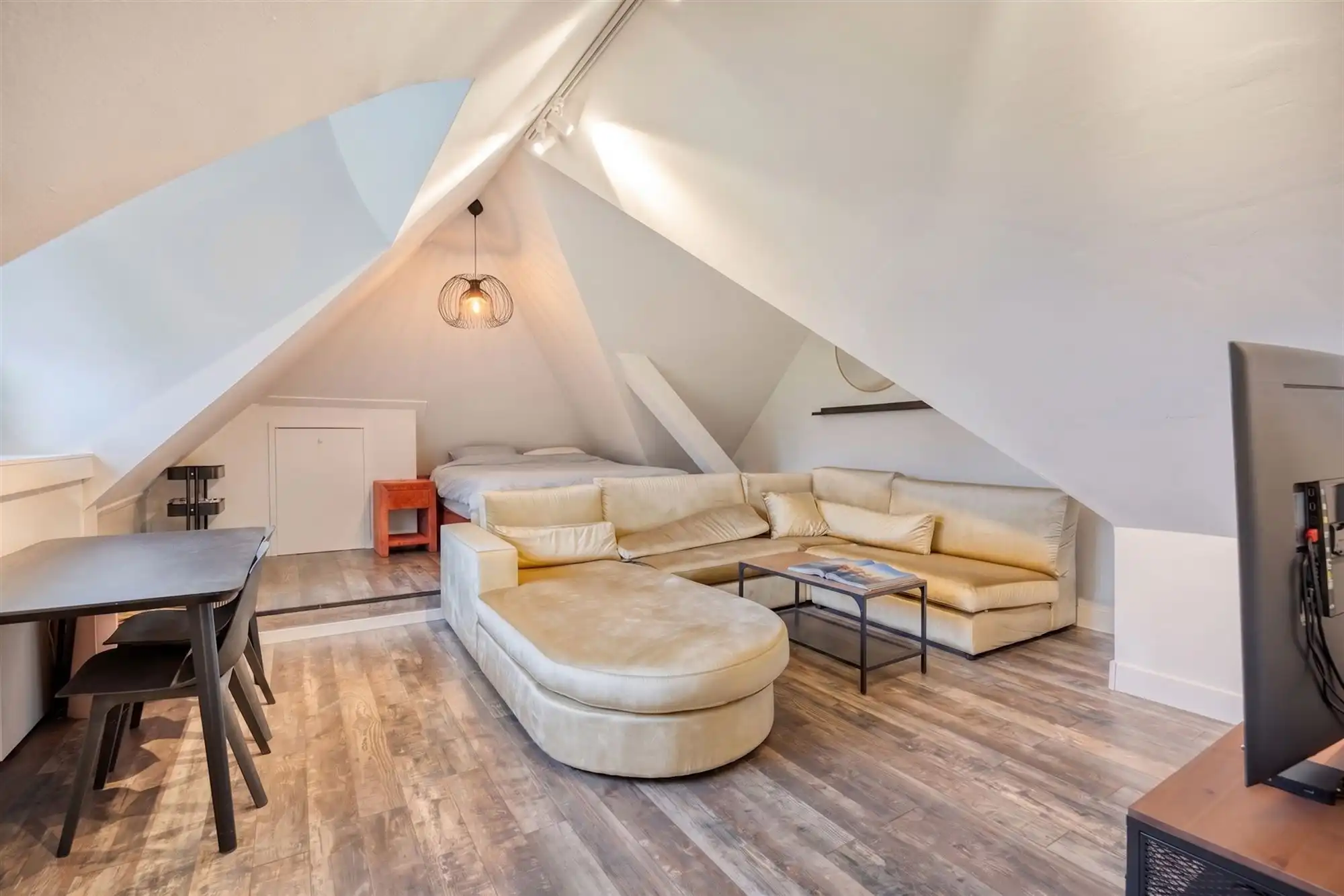 Knappe duo-villa op 8.843 m² in villawijk aan NL-grens. foto 41