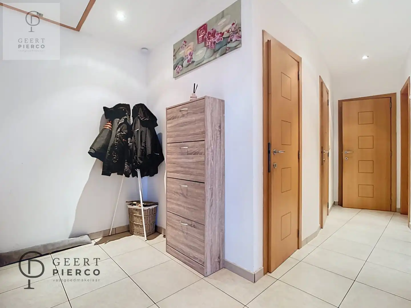 Ruim appartement met twee slaapkamers, kelder en ondergrondse staanplaats. foto 2