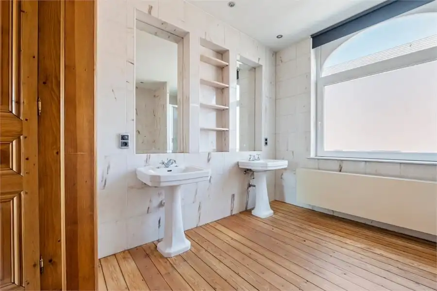 PRACHTIG HERENHUIS MET VEEL CHARME IN HET CENTRUM VAN SINT-TRUIDEN foto 37