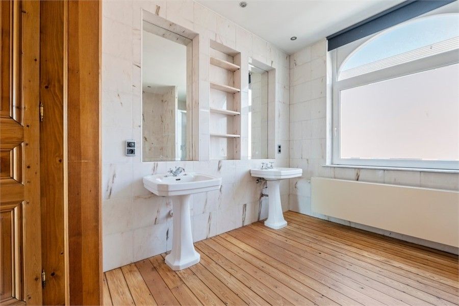 PRACHTIG HERENHUIS MET VEEL CHARME IN HET CENTRUM VAN SINT-TRUIDEN foto 37