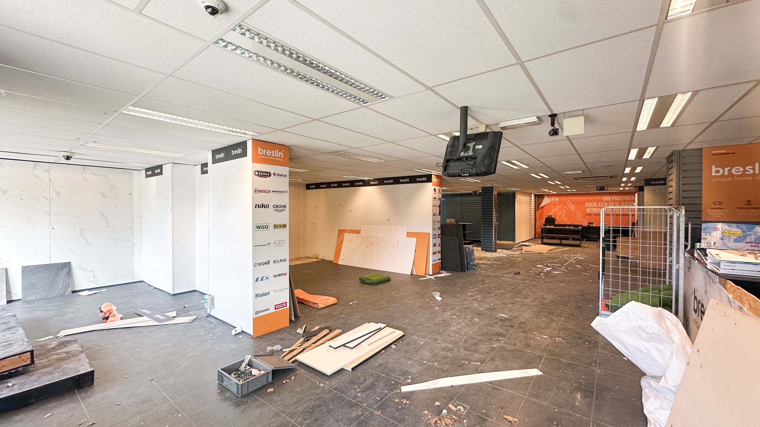 showroom van 700m in centrum mt veel parking! foto 3