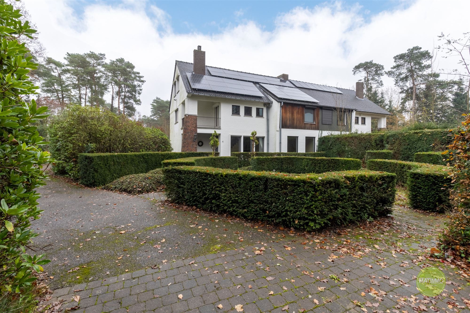 Halfopen woning met 5 slaapkamers in bosrijke omgeving  foto {{pictureIndex}}