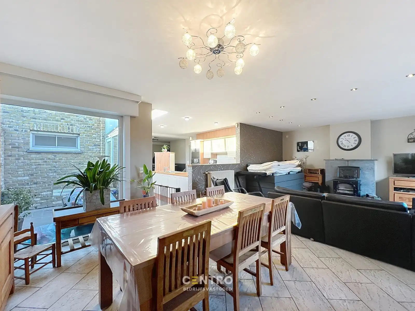 Handelsruimte met WOONST (4 slpk) en extra STALLING op een perceel van 820m² op commerciële ligging te Gistel ! foto 8