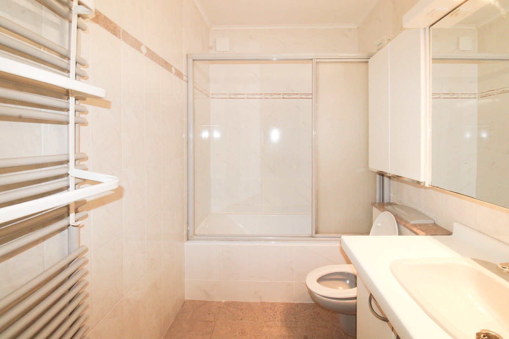 Uitzonderlijk ruim en centraal gelegen gelijkvloers appartement met drie slaapkamers, tuin én garage te koop in Deurne! foto 9