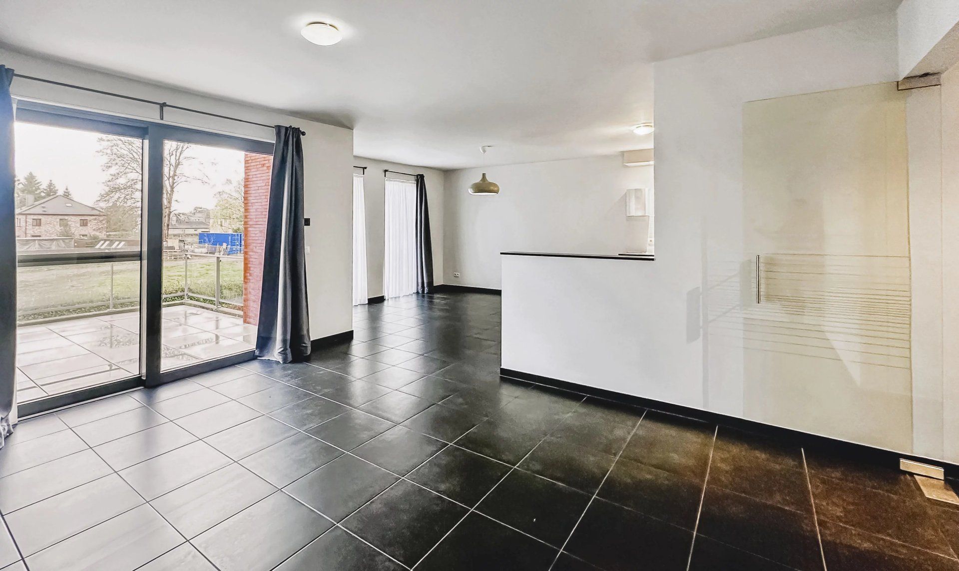 Zeer ruim instapklaar appartement met open uitzicht – 2 slpk – groot terras – garagebox + berging foto 2
