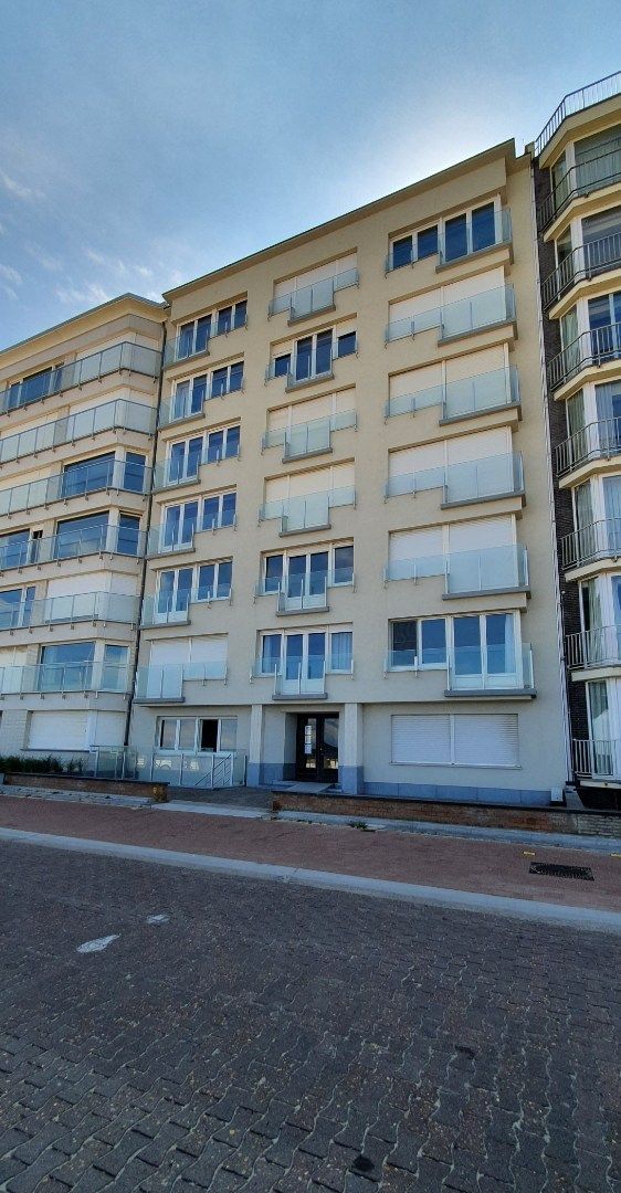 Ruime  studio TE HUUR OP JAARBASIS  met uitstekende ligging op de Zeedijk te Koksijde ! foto 6