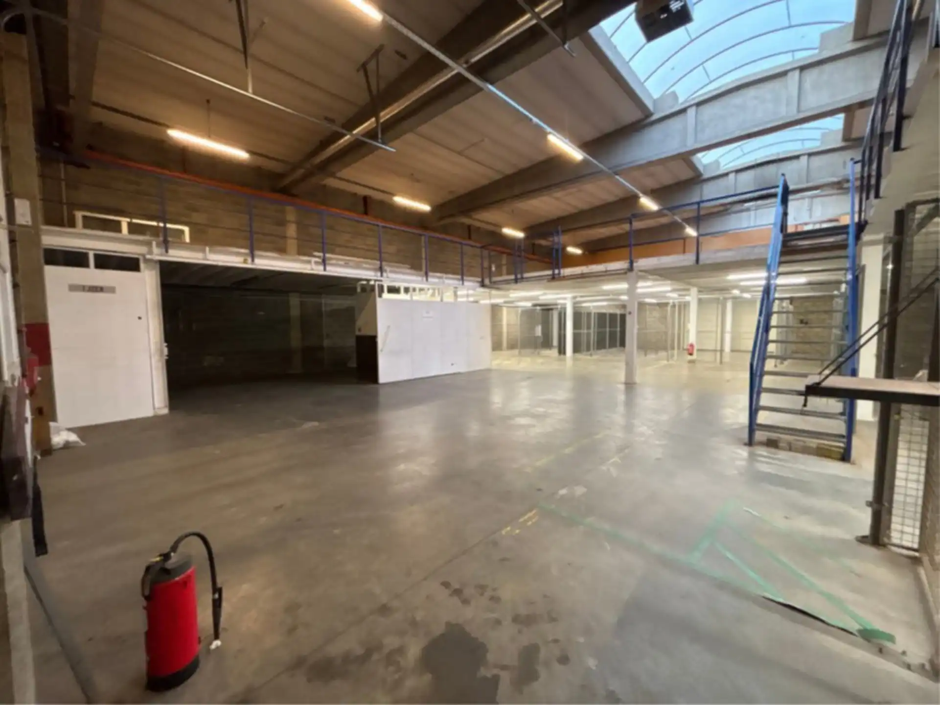 Magazijn van 1.152 m²  en kantoor 288m² nabij A12 foto 2