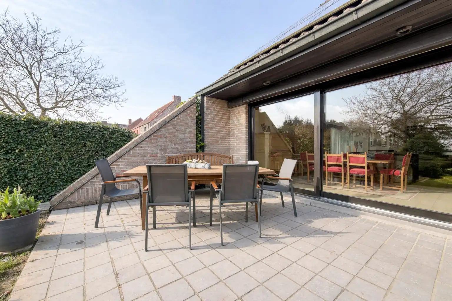 Villa op groot perceel met open zicht: 4 slaapkamers, 2 badkamers, grote tuin, topper te Torhout! foto 4