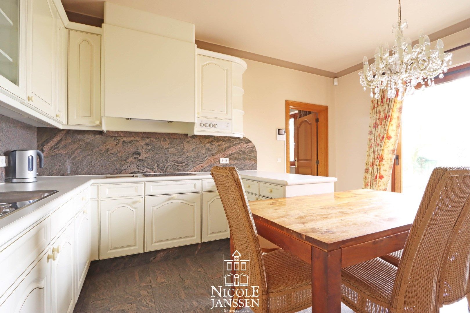 Ruim ingedeelde villa met 7 slaapkamers, dubbele garage en volledig omheinde tuin  foto 11