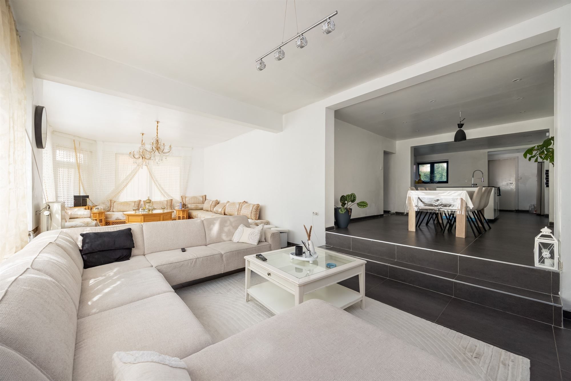 Ruime gezinswoning met zes slaapkamers te Mechelen foto {{pictureIndex}}