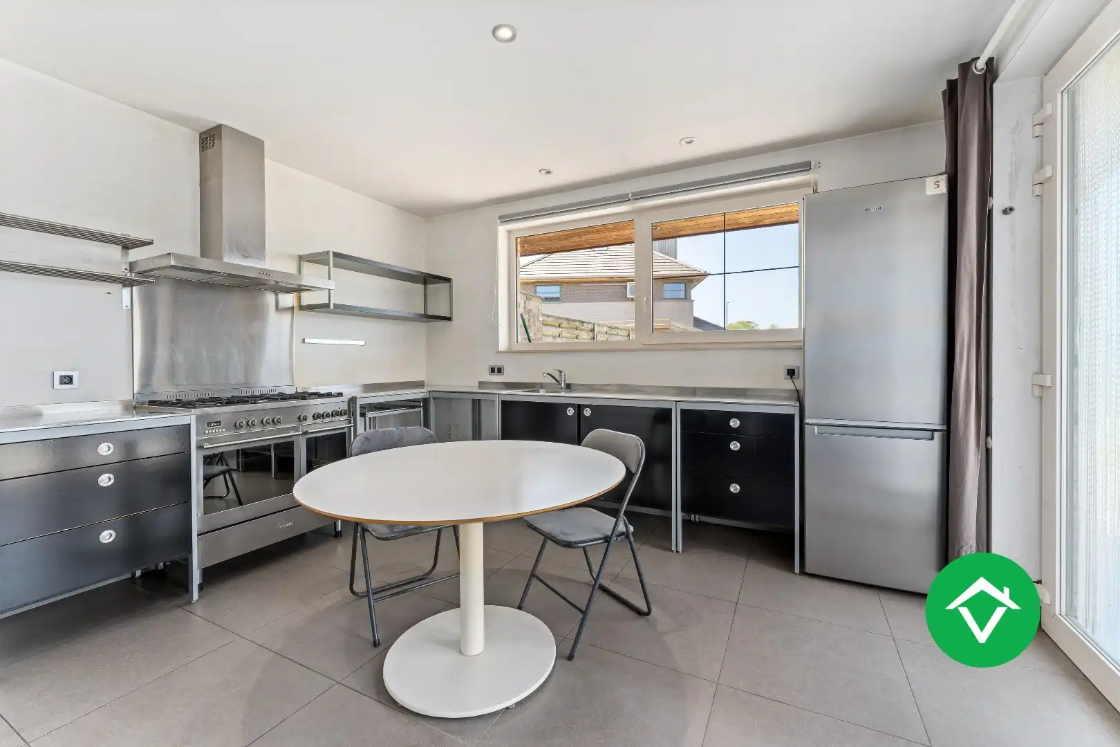 Recente woning (2011) met 3 slaapkamers, inpandige garage en vergezichten te Koekelare foto 8