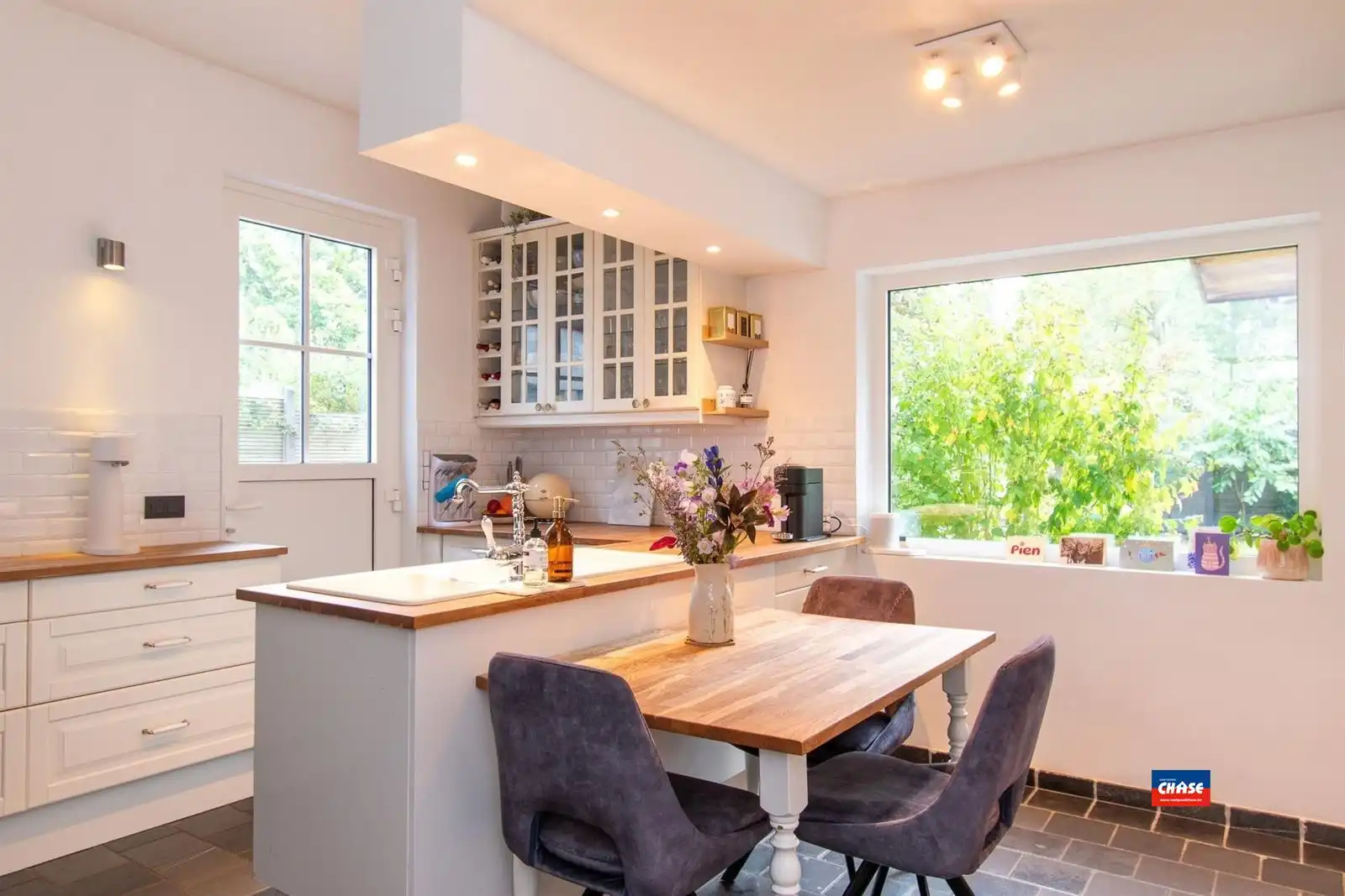 Ruime gezinswoning met drie slaapkamers, ruime tuin en oprit foto 4