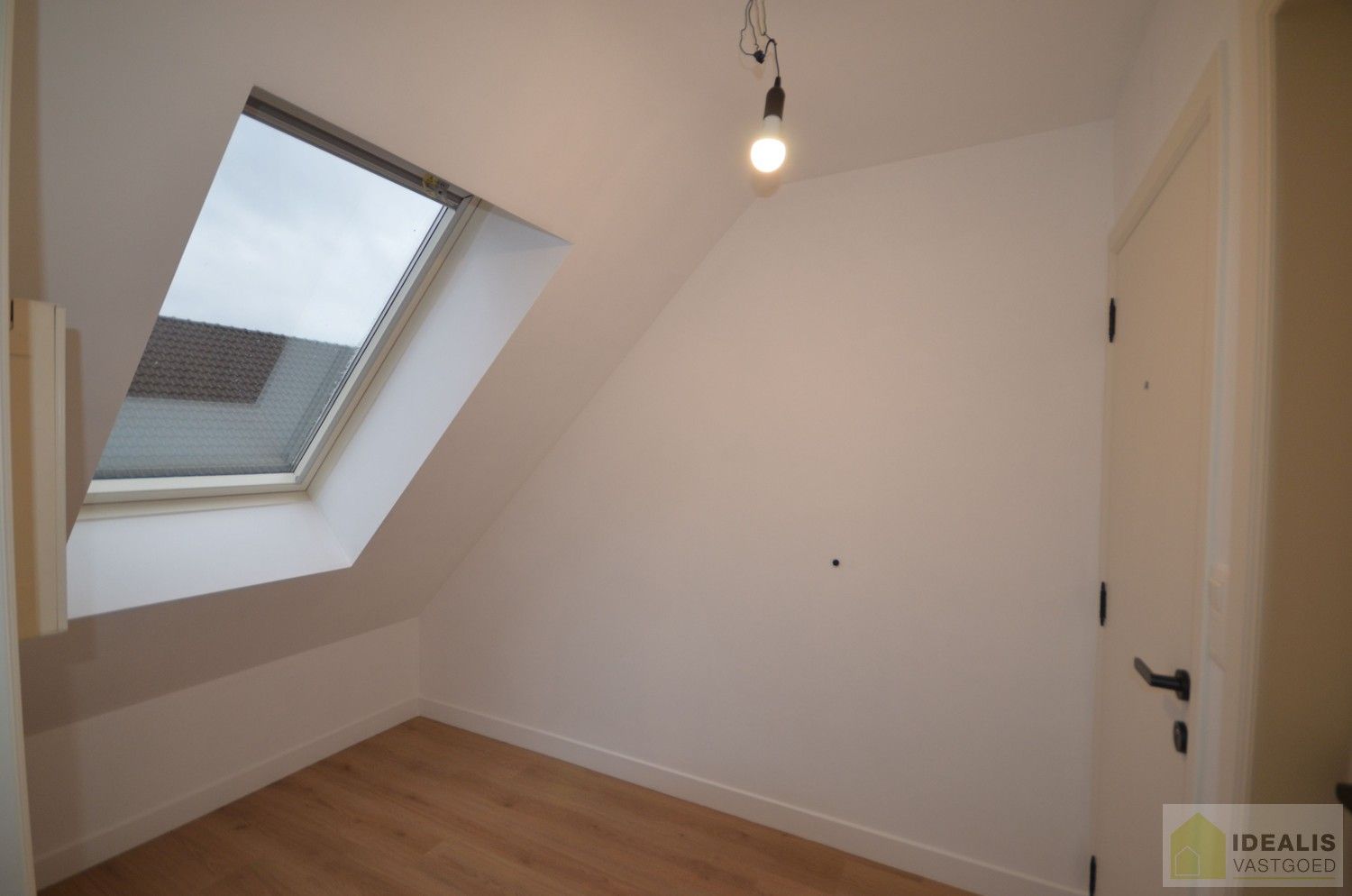 IDEALIS VASTGOED – KNAP GERENOVEERD DAKAPPARTEMENT MET 1 SLAAPKAMER, AANGENAME LEEFRUIMTE EN EXTRA BERGRUIMTE. Zeer geschikt voor kandidaten op zoek naar betaalbare woonruimte vlak bij de stadskern van Bree! foto 3