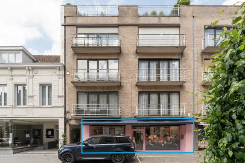 Roeselare-stadskern. Uitstekend gelegen handelspand voor winkel | praktijk | kantoor met 120m2 ruimte + aanpalende garage. Instapklaar en vernieuwd. foto 13