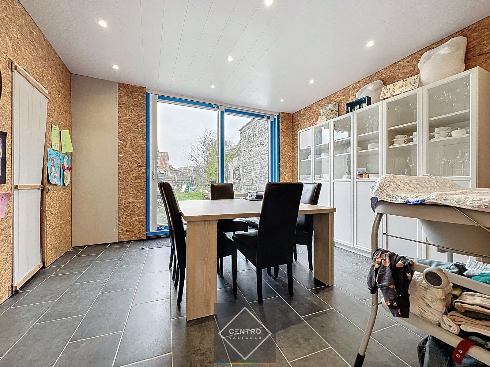 Voor de snelle beslisser! Leuke, BETAALBARE,  verder af te werken STARTERS-woning in het centrum van HEULE. foto 8