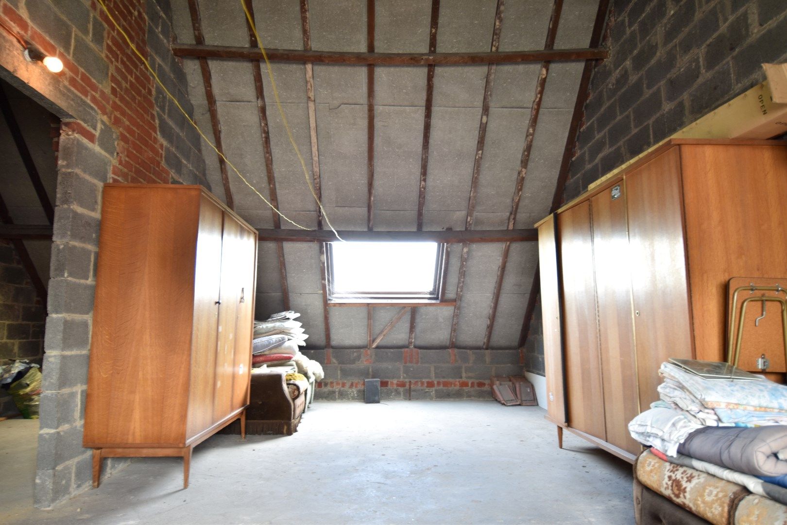 Ruime tussenwoning met 3 slaapkamers (mogelijkheid tot meer!), garage en tuin te koop in Gullegem foto 11