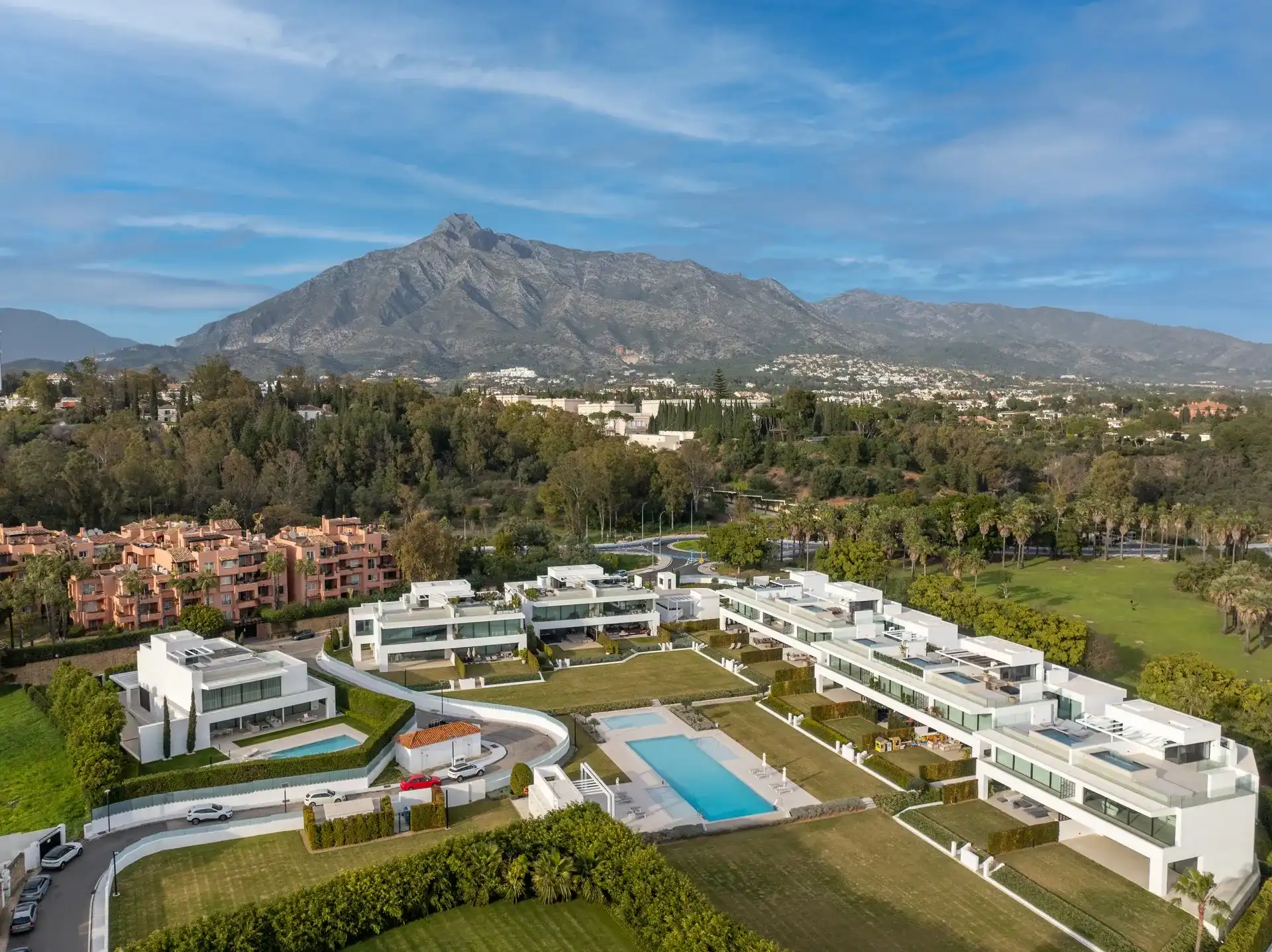 Exclusieve villa met resortgevoel in het meest prestigieuze deel van Marbella foto 40