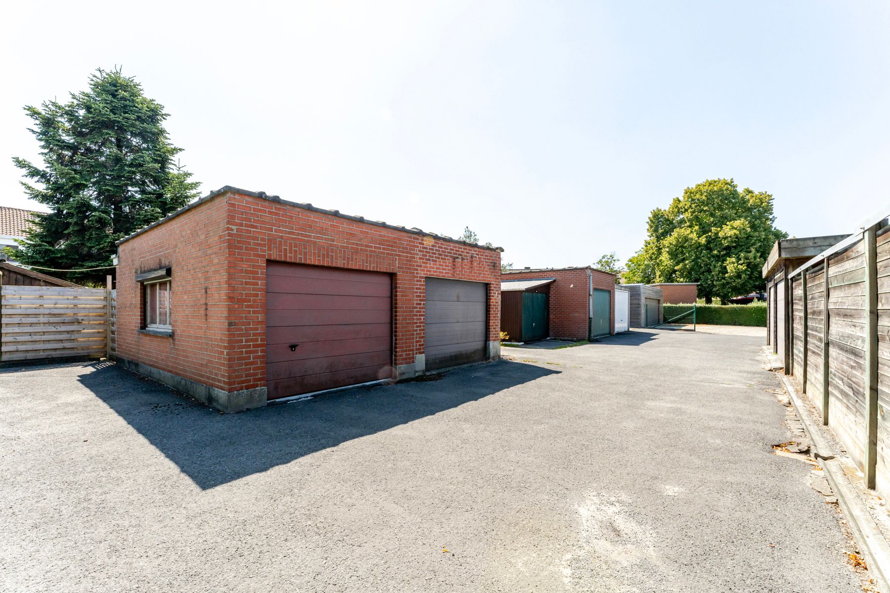 Rustig gelegen woning op 405 m² met achterliggende garage foto 2