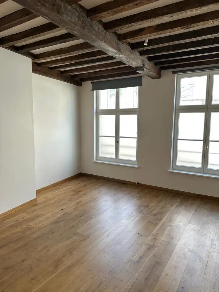 Historisch centrum Brugge.&nbsp; Tussen de Vismarkt en de Coupure.&nbsp; Prachtige, AUTHENTIEK GERENOVEERDE BURGERWONING met 4 SLAAPKAMERS, badkamer met ligbad en douchekamer + STADSPATIO. foto 2