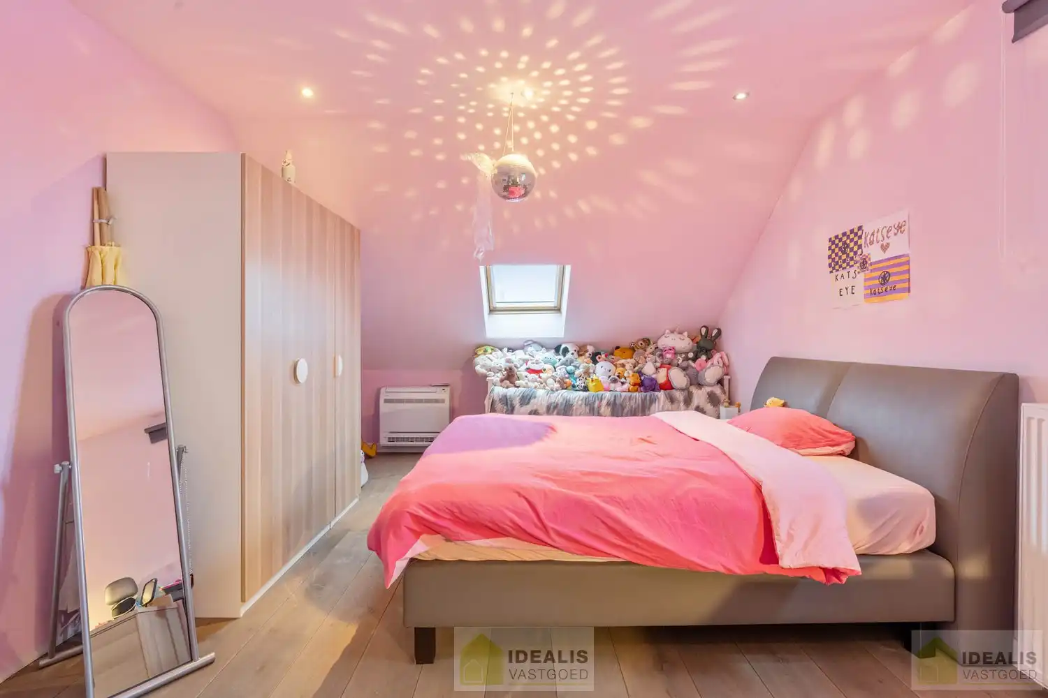 IDEALIS VASTGOED - Gerenoveerd duplex appartement gelegen op het Itterplein in het Brouwershof, kortom wonen op een unieke locatie in een pand met een rijke geschiedenis!! Dit ruime duplexappartement omvat maar liefst ca.155m² bewoonbare oppervlakte en voorzien van een ruime woonkamer met aansluitend keuken, badkamer voorzien van bad en douche, 3 slaapkamers en ruim dakterras. Uiterst geschikt voor kandidaten op zoek naar een instapklaar duplex appartement op een toplocatie midden in hartje Opitter, Bree! foto 23