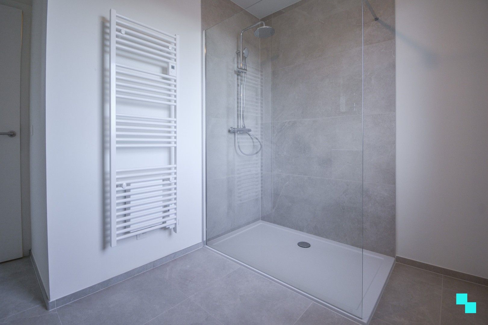 Volleidg afgewerkte nieuwbouwwoning met carport te Sleihage foto 17