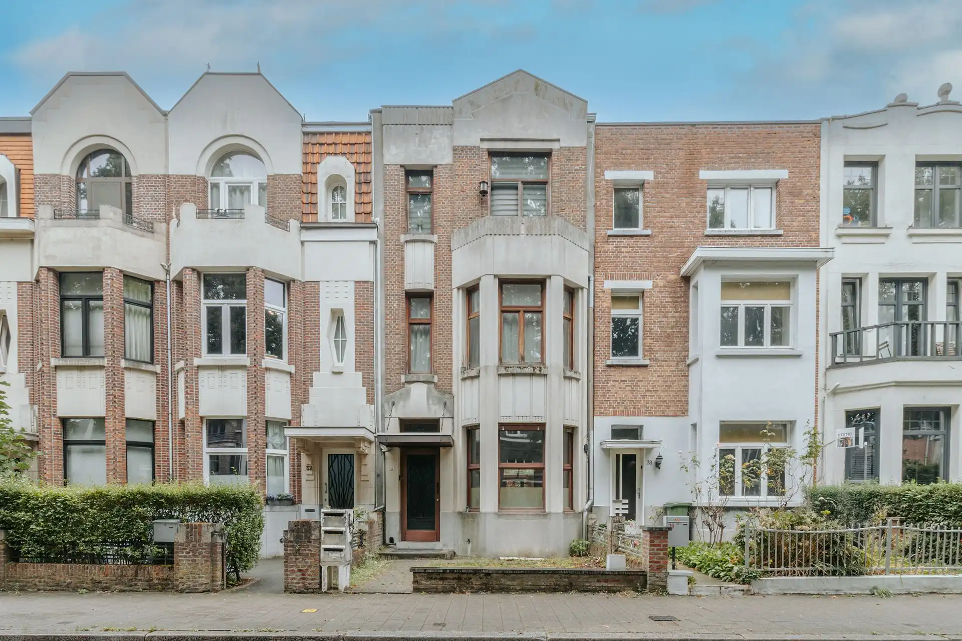 Appartementsgebouw met 3 verhuurde appartementen. foto {{pictureIndex}}