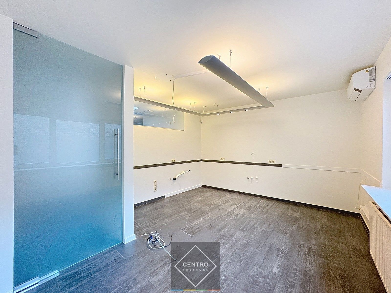 Commercieel gelegen handelspand met inpandige garage! foto 6