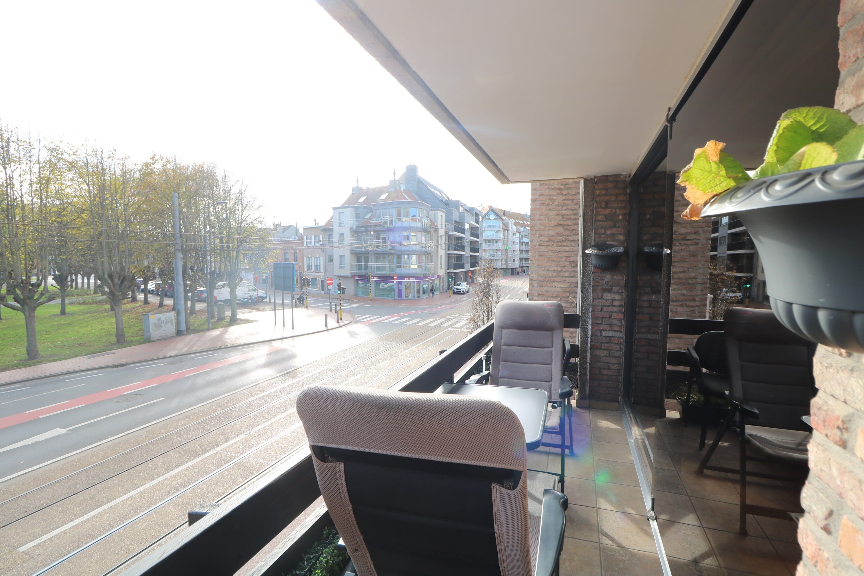 Ruim appartement (97 m²) met 2 grote slaapkamers en twee terrassen, vlakbij station/winkelstraten en met prachtig zicht op het park. foto 14