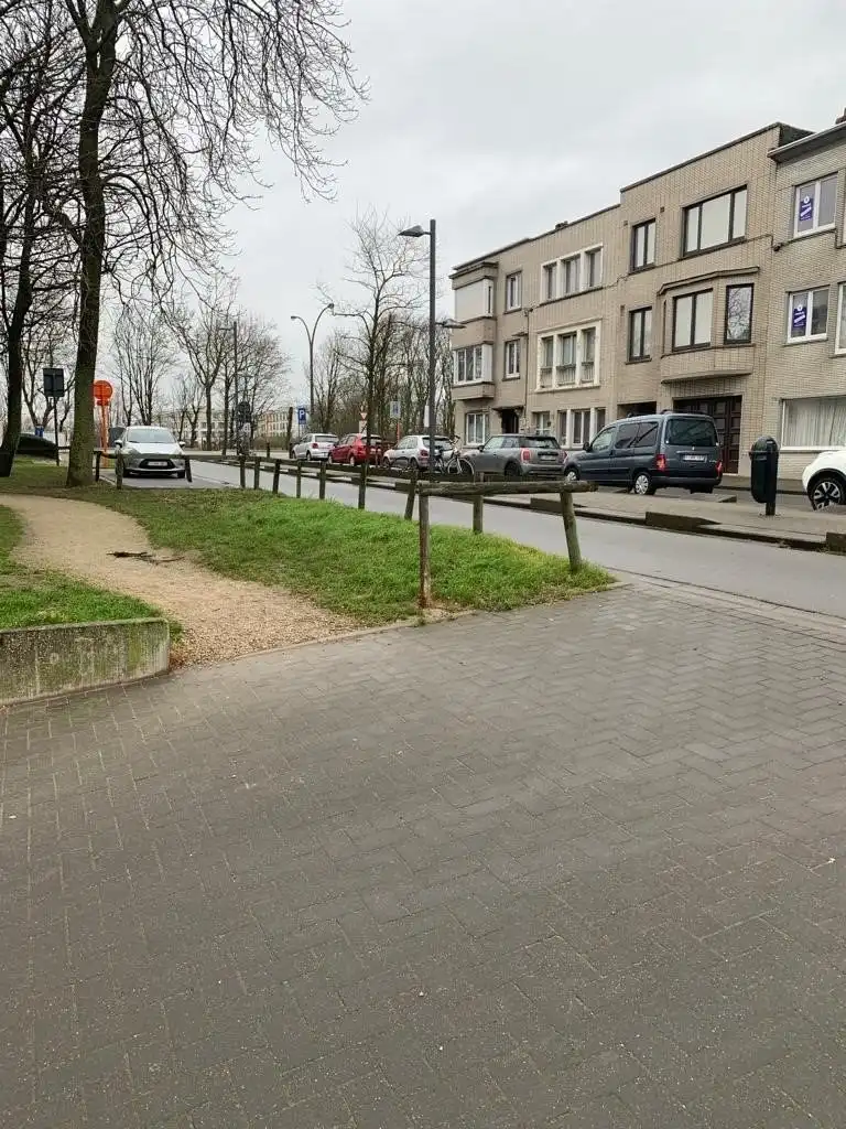 Gesloten garagebox met verlichting en elektriciteit foto 2