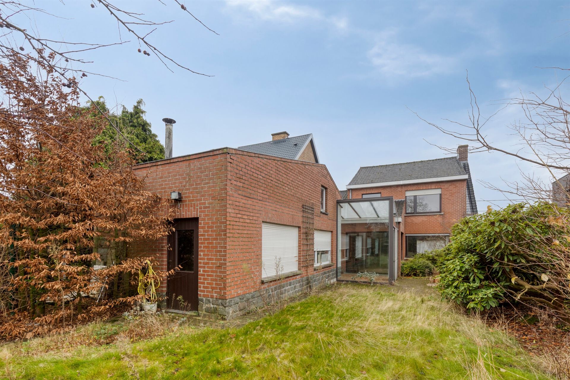 Stevige woning, met atelier en grote tuin. foto 18