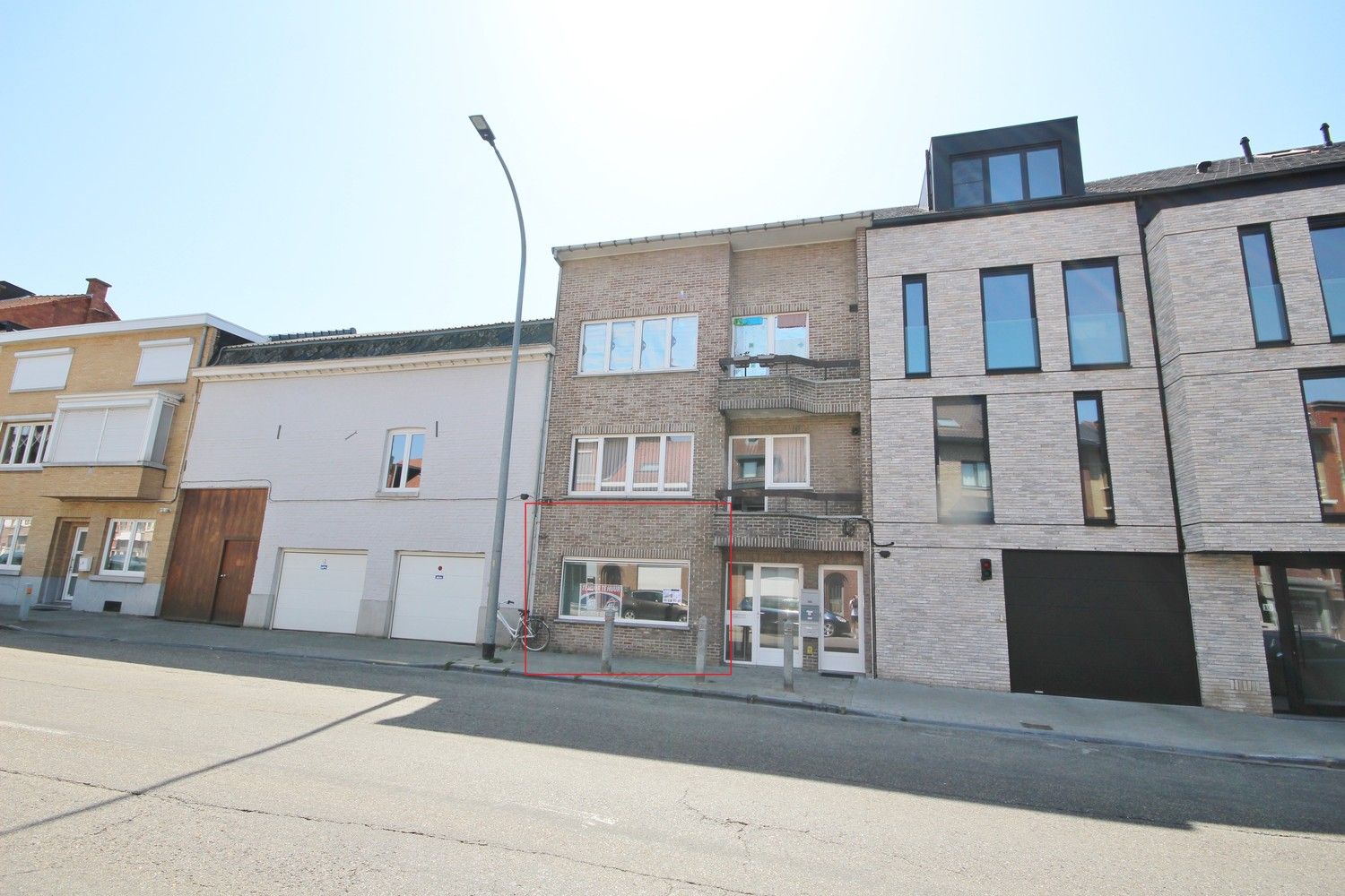 Handelsgelijkvloers op een gunstige locatie foto {{pictureIndex}}