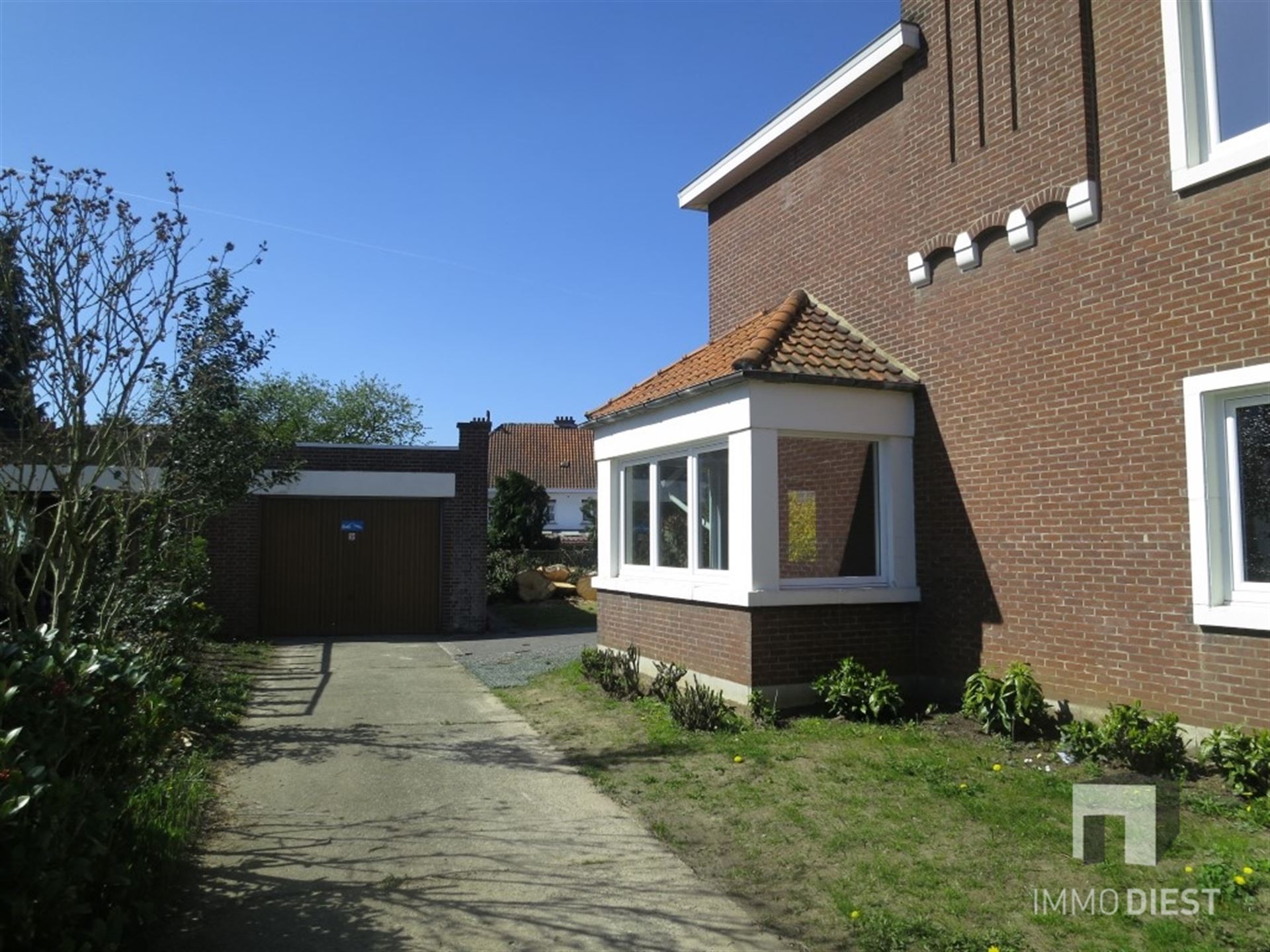 Eengezinswoning met 3 slaapkamers, tuin en garage foto 2