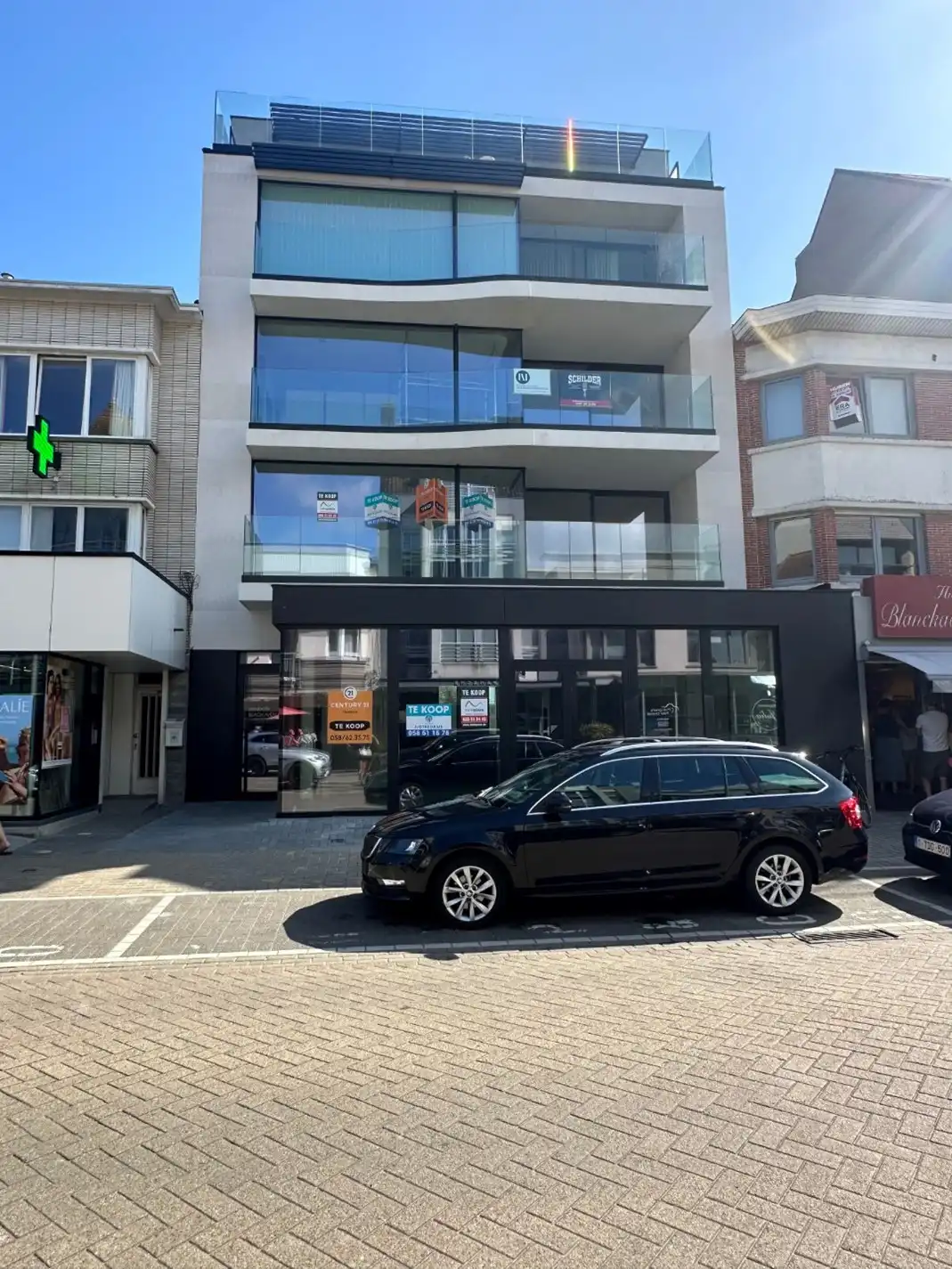 Prachtig handelspand van 166m² met een uitbouw vooraan van 19,5m² gelegen te St-Idesbald foto {{pictureIndex}}