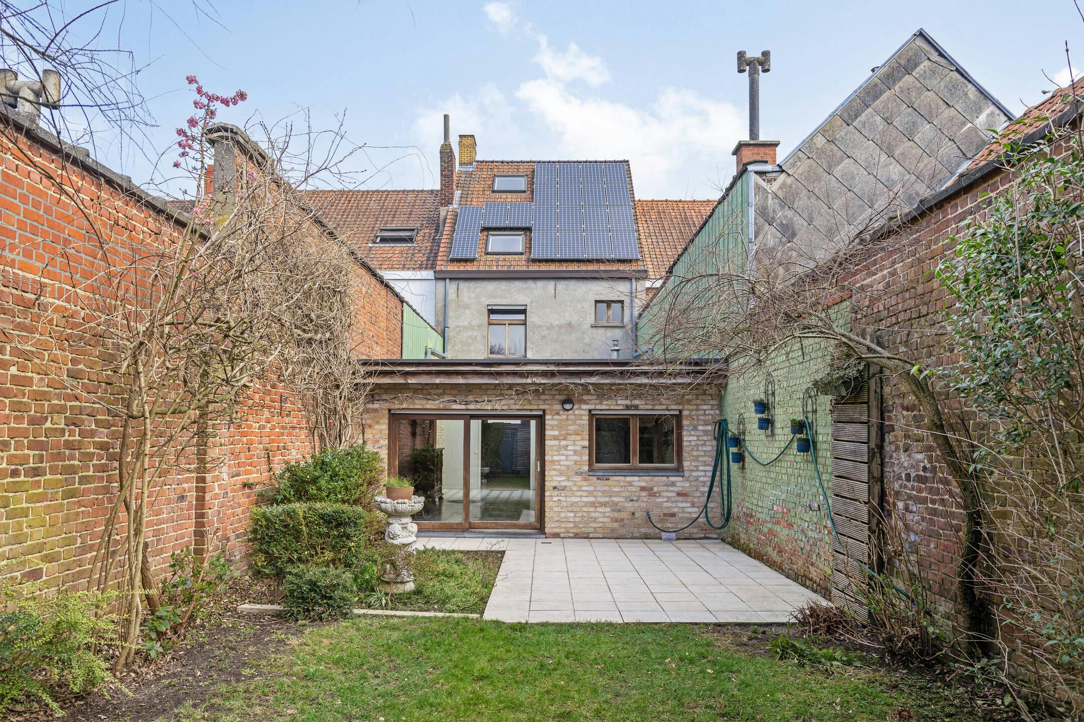 Ruime woning met 4 slaapkamers en leuke tuin in Roeselare! foto {{pictureIndex}}