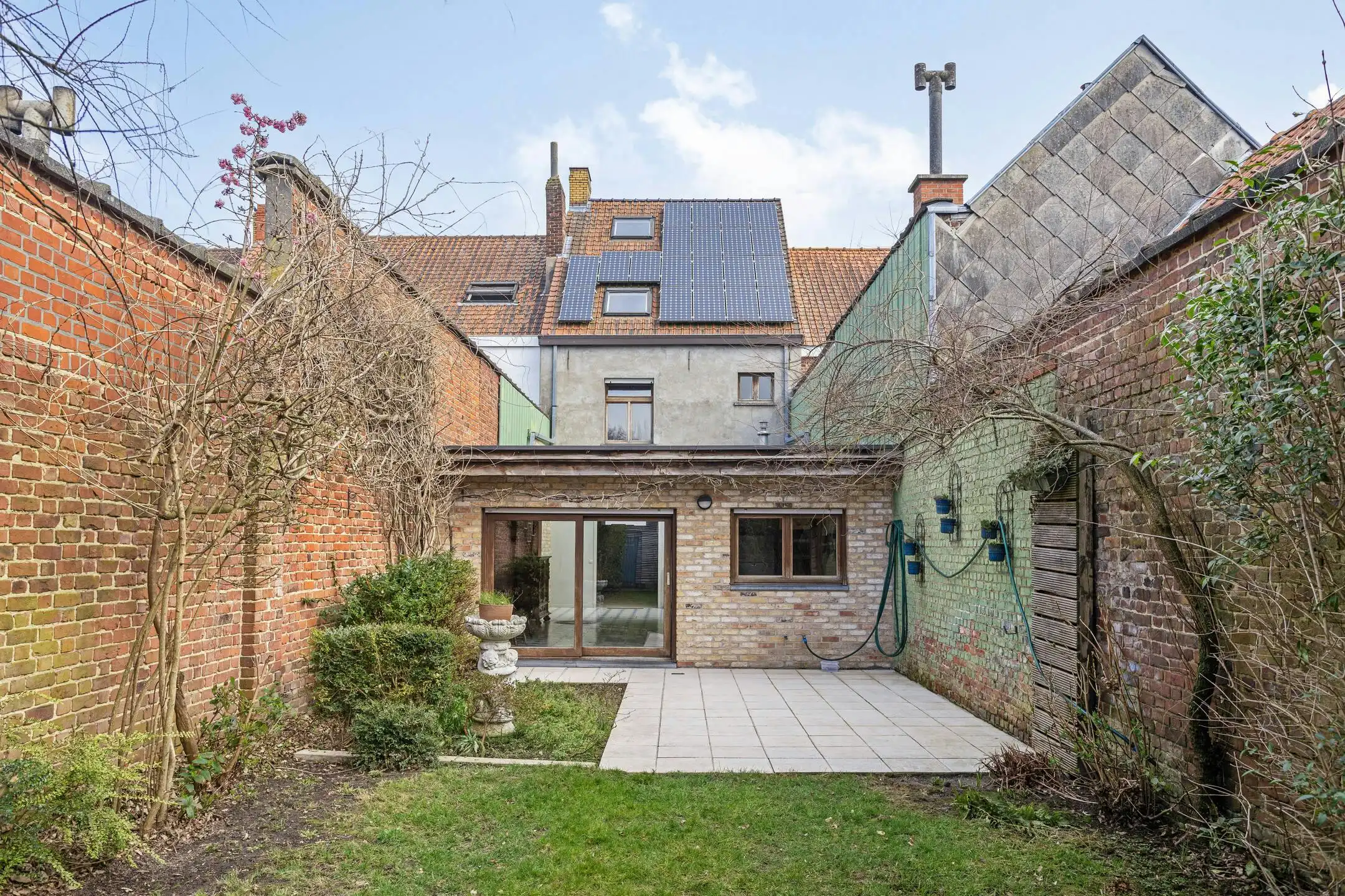 Ruime woning met 4 slaapkamers en leuke tuin in Roeselare! foto {{pictureIndex}}