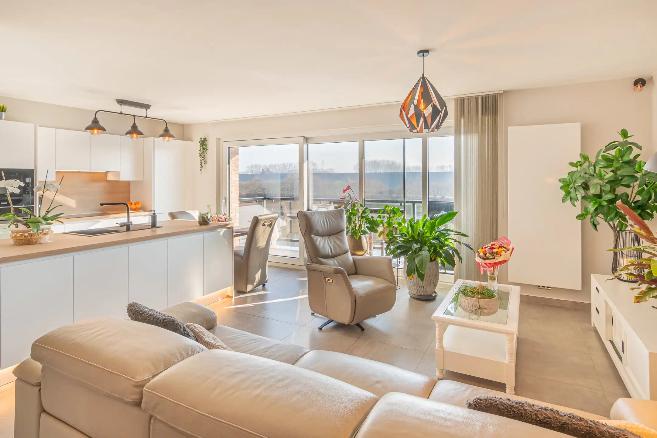 Lichtrijk appartement met terras en zicht op het water  foto 4