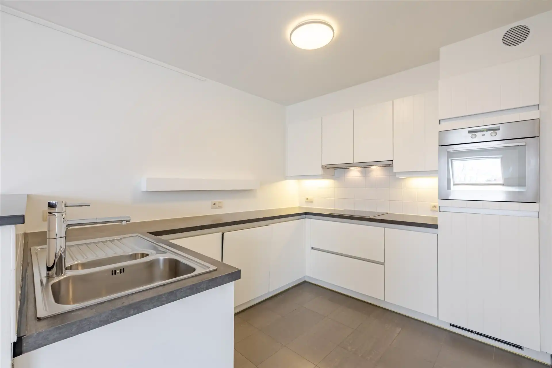 Instapklaar appartement met garagebox, centrum Laarne! foto 5